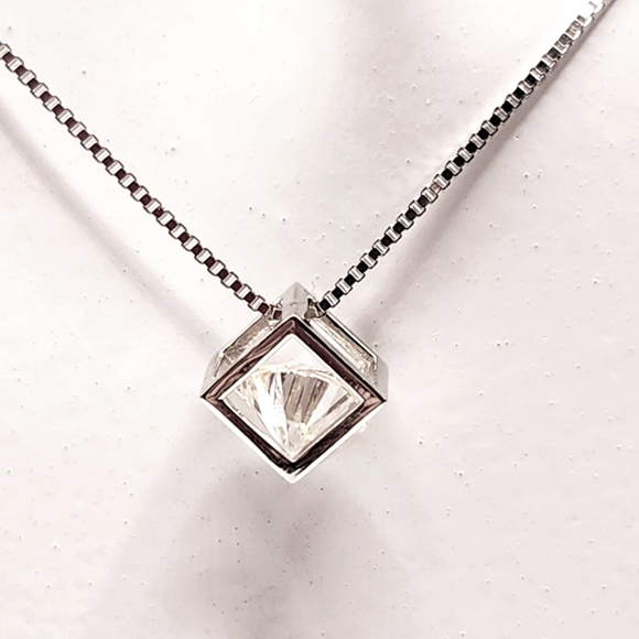 Floating 0.5 carat moissanite pendant - Picture 4 of 7